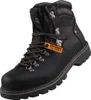 Auf dem Bild ist ein schwarzer Stiefel zu sehen der von der Außenseite dargestellt wird. Der Stiefel hat eine glänzende Oberfläche und zeigt ein zeitloses Design.