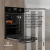 An open oven with a roast chicken inside, set in a kitchen environment with text describing its features. Produktbild-Vorschau