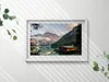 Hütte an einem See in den Bergen– Wandbild mit Rahmen – Produktbild-Vorschau 2