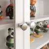 SoBuy Wandvitrine FSB113-H-W: Glastür mit chromfarbenen Griffen und Panda-Sammlung dahinter Productafbeelding-voorbeeld