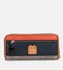 A flat lay of a wallet against a white background. Anteprima dell’immagine prodotto