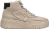 A side view of a beige women's boot. Voir les images du produit