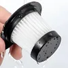 Schwarz-weißer plissierter Staubsaugerfilter wird unter fließendem Wasser gespült, von einer Hand gehalten Produktbild-Vorschau