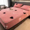Rosa gesteppter Matratzenbezug mit schwarz-weißen Herzmustern, auf einem Bett mit passenden Kissenbezügen Náhled obrázku produktu