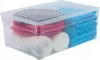 A clear plastic storage box with a lid, containing rolled white items, red coiled items, and folded blue fabric. Podgląd zdjęcia produktu