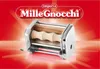 A pasta machine with wooden handles is shown against a red and white gradient background with light rays emanating from behind the machine. Anteprima dell’immagine prodotto