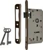 A lock mechanism and two keys are laid out on a white background. Produktbild-Vorschau