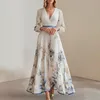 Vestido largo de corte maxi con estampado floral y mangas Vista previa de la imagen del producto 2