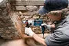 A person is using a Bosch hammer drill to drill into a brick wall. Anteprima dell’immagine prodotto