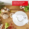 A kitchen scene with a pressure cooker, ingredients like chickpeas, carrots, celery, and tomatoes, and cooking oil. Voir les images du produit