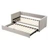 A light gray upholstered daybed with a pull-out trundle bed, both with wooden slat bases, shown against a white background. Anteprima dell’immagine prodotto
