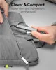 Hands holding a USB hub and inserting it into a laptop bag. Anteprima dell’immagine prodotto
