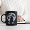 Sitzender Wolf im Mondschein Tasse in Schwarz Produktbild-Vorschau 3