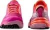 Trailrunning-Schuhe "Akasha II Woman" von La Sportiva in Pink- und Orangetönen; mit griffiger Sohle. Voir les images du produit
