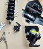 A collage of images showing parts of a gardening tool and related tools. One image shows a close-up of a mechanism with red arrows pointing to small screws. Another shows a different angle of the same mechanism. Other images show a wrench, pliers, a circli Anteprima dell’immagine prodotto