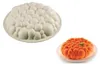 A white silicone cake mold and an orange cake made in the mold are shown against a white background. Anteprima dell’immagine prodotto
