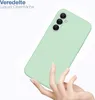 A hand holding a light green phone case. Produktbild-Vorschau