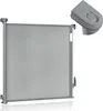 A gray retractable baby gate and a gray remote control are shown against a white background. Voir les images du produit