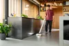 A man is cleaning the floor in a modern kitchen with a Kärcher floor cleaner. Anteprima dell’immagine prodotto