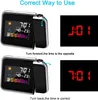 An instructional image showing how to use a projection alarm clock. The image is split into two sections, demonstrating different ways to turn the projection mechanism and the resulting time display. Produktbild-Vorschau