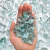 Transparente helltürkise Glassteine auf einer Handfläche zur Größendarstellung Produktbild-Vorschau