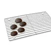 Five chocolate-covered cookies are arranged on a wire cooling rack against a white background. Anteprima dell’immagine prodotto