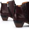 Close-up view of two brown leather ankle boots with black accents and a stacked heel, set against a white background. Voir les images du produit