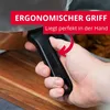 A hand holding a black handle of a kitchen utensil, with text overlays highlighting its ergonomic grip. Produktbild-Vorschau