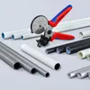 A pipe cutter tool is shown with various sizes and colors of pipes arranged around it. Produktbild-Vorschau