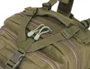 A close-up view of the top of a green military-style backpack. Voir les images du produit