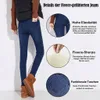 Frau trägt dunkelblaue, mit Fleece gefütterte Skinny Jeans, braunen Pullover und schwarze Weste, mit Nahaufnahmen von Stoff, Stretch und Taschen Produktbild-Vorschau