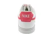 The back view of a white Nike sneaker with pink accents. Produktbild-Vorschau