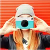 A person holding a Kodak instant print camera in front of their face against a red striped background. Anteprima dell’immagine prodotto