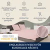 A bed with pink bedding, surrounded by marketing icons and text. Produktbild-Vorschau