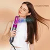 Frau mit langen braunen Haaren verwendet einen grauen und lila Föhn, mit Text "OVAL BLOW" im Hintergrund Podgląd zdjęcia produktu
