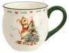 Festliche Tasse mit Maus Motiv neben einem geschmückten Tannenbaum und grünem Henkel. Produktbild-Vorschau