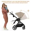 A woman holding a baby stands next to a stroller, with arrows indicating adjustable features. Voir les images du produit