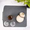 A gray silicone dish drying mat with two glasses and two bowls on it, placed on a marble countertop. Náhľad obrázku produktu