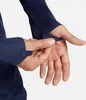 Close-up of a person's hands wearing a dark blue long-sleeved shirt with thumbholes. Produktbild-Vorschau