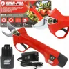 A product shot of electric pruning shears with its accessories and packaging. Anteprima dell’immagine prodotto