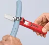 A person is using a red Knipex cable knife to cut a blue cable. Anteprima dell’immagine prodotto