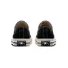 A pair of black Converse Chuck 70 low-top sneakers shown from the back. Anteprima dell’immagine prodotto