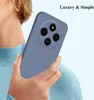 A person's hand holds a smartphone with a gray case. Produktbild-Vorschau