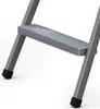 Close-up view of the lower part of a step ladder, showing one step and two legs with rubber feet. Voir les images du produit
