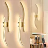 A collage of images showing modern LED wall lights, their features, and accessories. Voir les images du produit