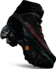 Schwarcher La Sportiva Aequilibrium Hike Woman GTX Schuh mit rotem Logo und grünem Sohlenprofil von unten seitlich Voir les images du produit