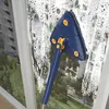 Blauer dreieckiger Mopp mit ausziehbarem Stiel reinigt ein Fenster, das mit weißem Seifenschaum bedeckt ist Produktbild-Vorschau