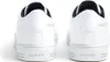 The back view of two white leather sneakers. Voir les images du produit