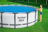 A woman is putting a solar cover on an above-ground swimming pool in a grassy backyard. Produktbild-Vorschau