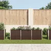 A row of brown planter boxes with silver trim, filled with green plants and some small pink flowers, are placed on a green lawn in front of a wooden fence and a cream-colored wall. Produktbild-Vorschau